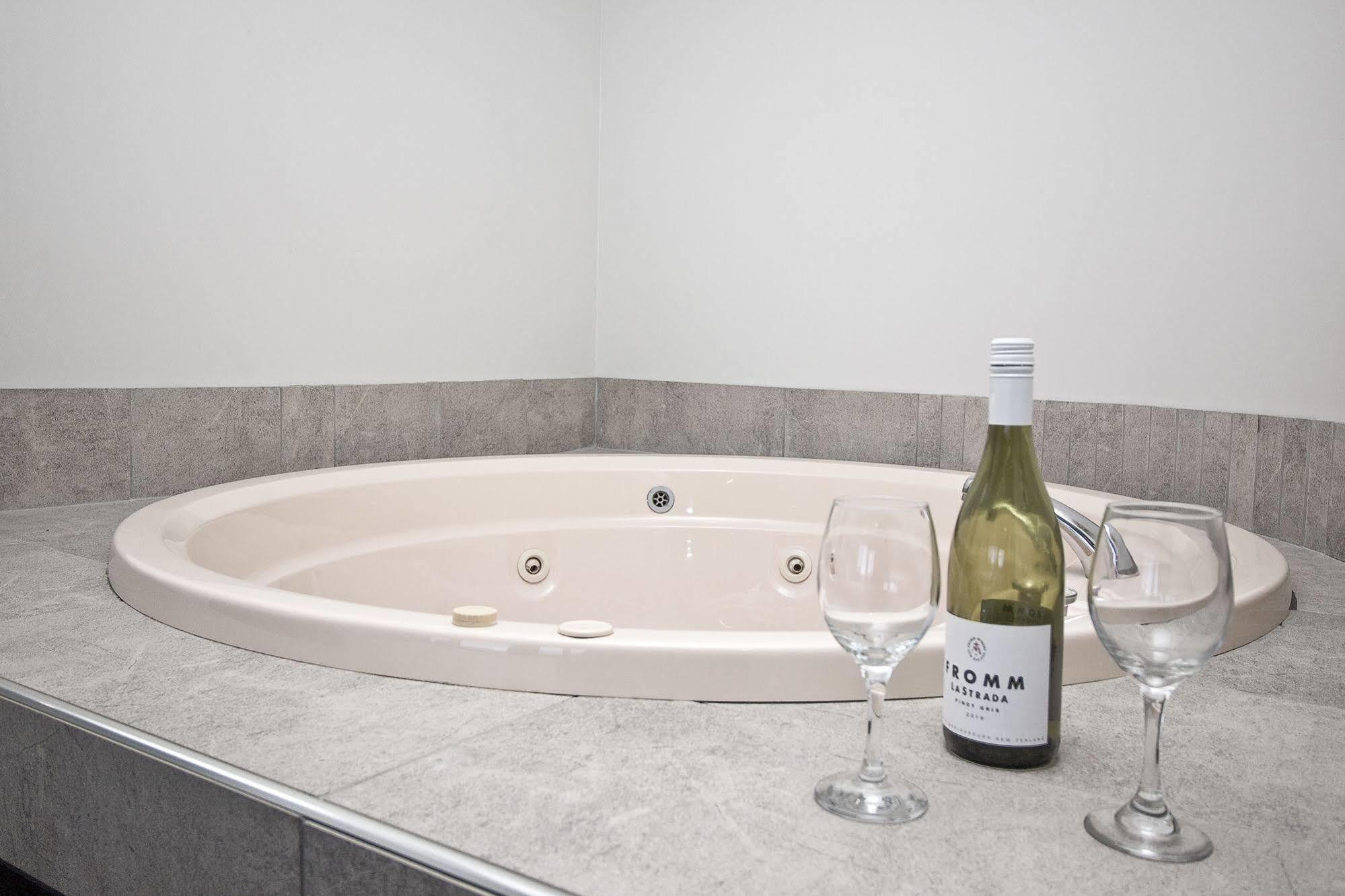 Clearwater Motor Lodge Taupo Bagian luar foto